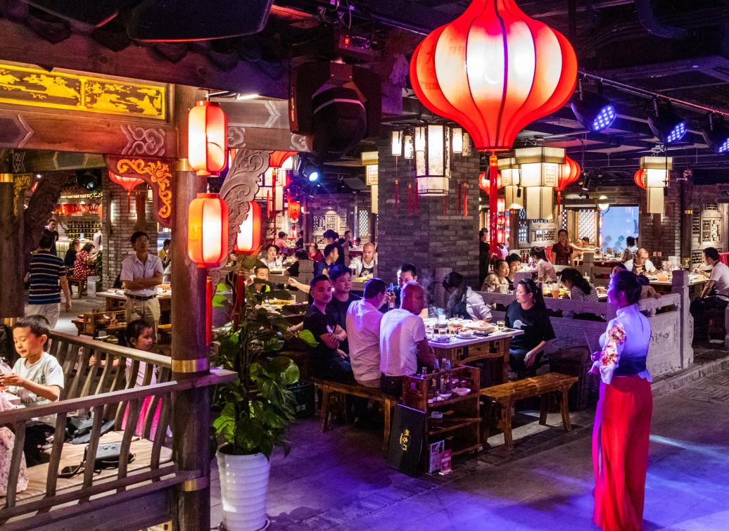 我们在前文已经提到了,朝天门火锅总部采取的是整店输出,全面扶持的